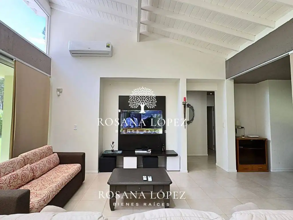Casa - 254  m² Cubierta | 15 años | 3 baños | Monoambiente | 1 cochera | Muy Bueno