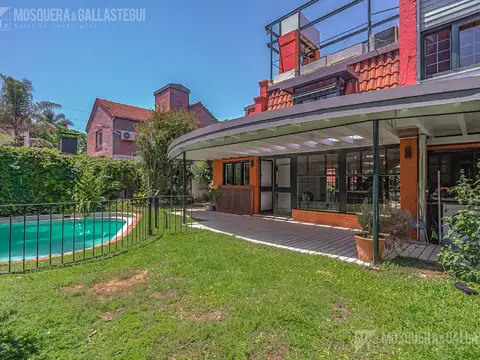 CASA DE ORIGINAL DISEÑO Y MUY LINDOS AMBIENTES .