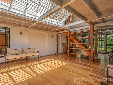 CASA DE ORIGINAL DISEÑO Y MUY LINDOS AMBIENTES .