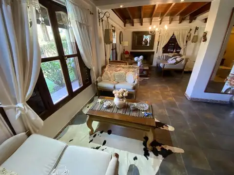 Exc. casa vta 3 dorm qcho/pileta en la Almudena