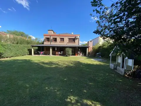 Exc. casa vta 3 dorm qcho/pileta en la Almudena