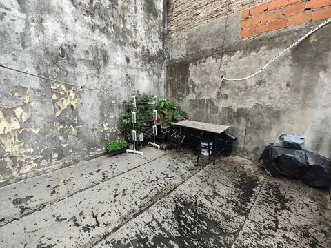 Casa a reciclar c/ terraza y garaje. Constitución.