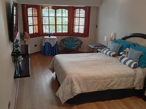 Casa 5 ambientes con 4 baños