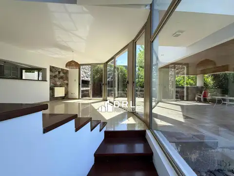Casa 8 ambientes con 4 baños