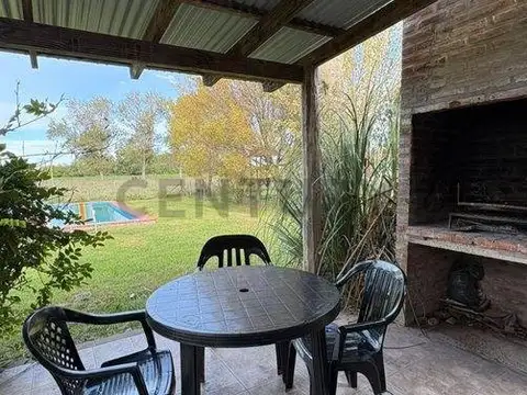 Venta de dos cabañas en Lobos con pileta, parrilla y amplio parque