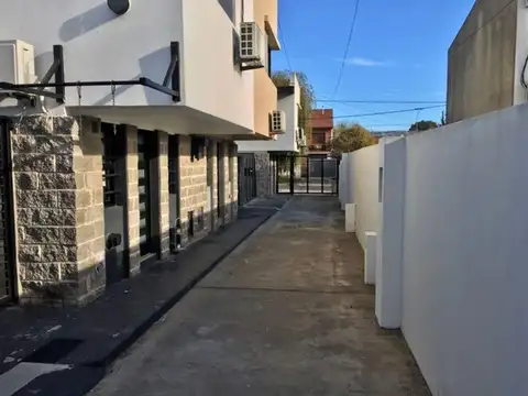 Casa en Alquiler con 1 cochera