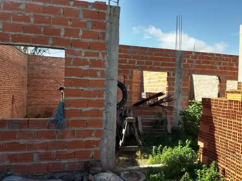 Propiedad a terminar de 4 ambientes mas constricción para 3 ambientes mas en venta en  Laferrere
