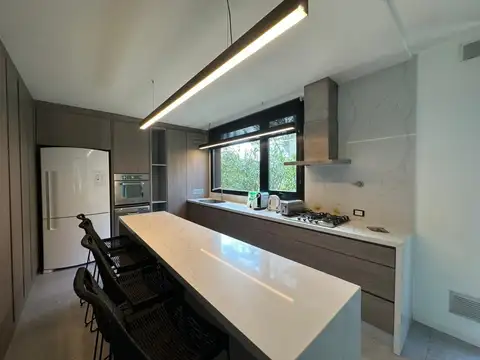 Casa en Venta con 3 cocheras