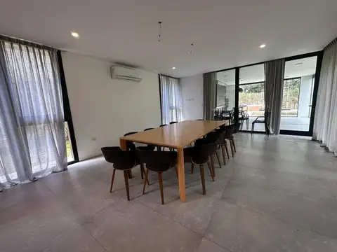 Casa 5 ambientes con 4 baños