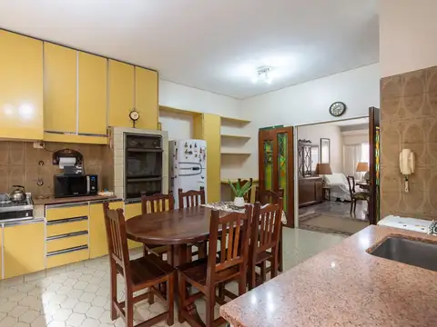 CASA 5 AMB CON PATIO Y QUINCHO PARQUE AVELLANEDA