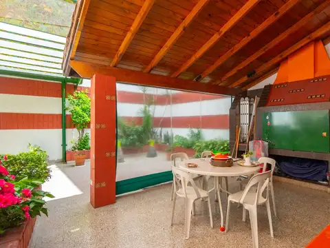 CASA 5 AMB CON PATIO Y QUINCHO PARQUE AVELLANEDA