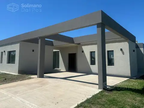 Casa En Venta En Medal Country Club Con Jardín Y Piscina
