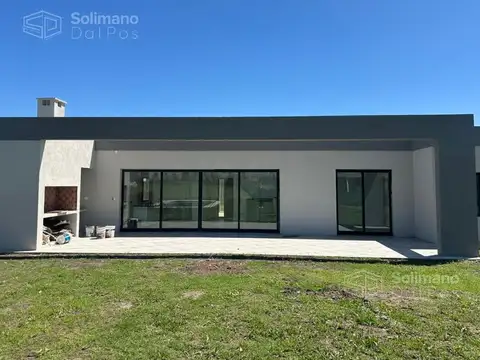 Casa 6 ambientes con 2 baños