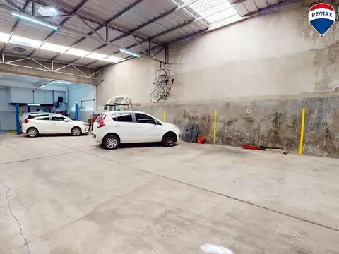 Galpón con local, 11 cocheras y Casa de 3 amb.