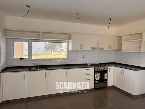 Casa 4 ambientes con 2 baños