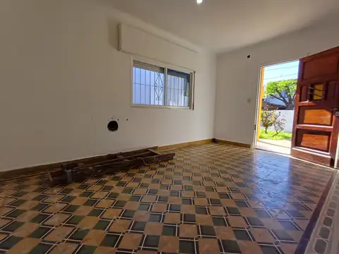 Casa de 4 ambientes en alquiler. Cochera pasante. 3 Dormitorios. Baño. Toilette. Parque. Posesion inmediata