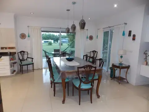 Casa 6 ambientes con 4 baños