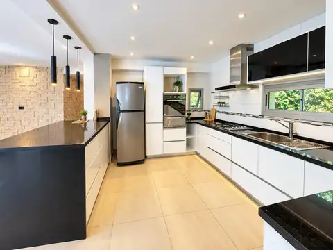 Casa en Venta con 3 cocheras