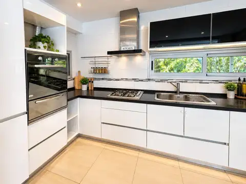 Casa 4 ambientes con 2 baños