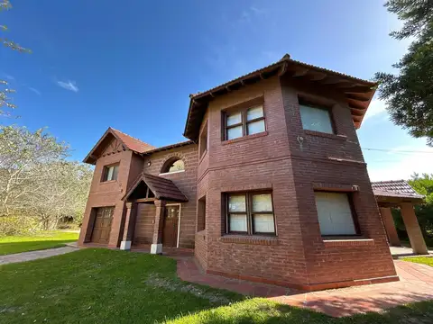 Casa en venta - 4 Dormitorios 3 Baños - Villa Gesell