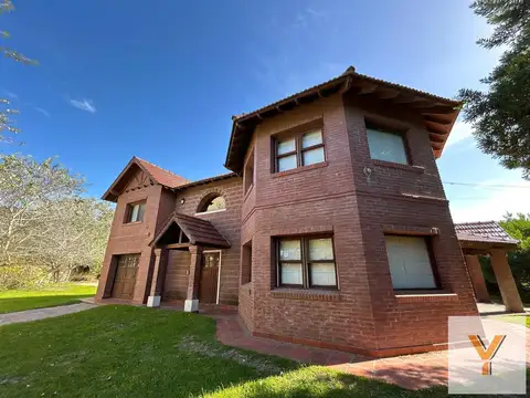 Casa en venta - 4 Dormitorios 3 Baños - Villa Gesell