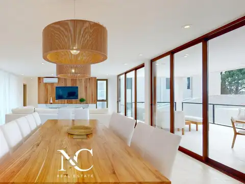 Casa en Venta con 4 cocheras