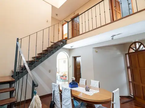 Casa 6 ambientes con 2 baños