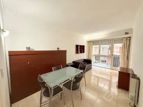 Departamento en venta de 2 ambientes a la calle con balcón en Plaza Colón