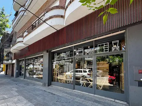 Local en Alquiler con amplia vidriera, entrepiso y oficina