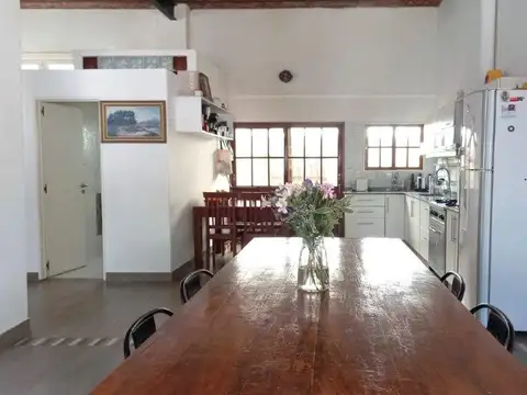 Casa en dos plantas, 4 dormitorios, quincho, cochera pileta // Venta