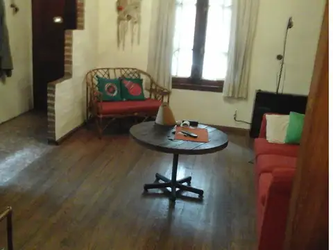 Casa en lote propio de 4amb c/garaje y amplio fondo libre