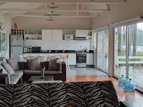 Casa 6 ambientes con 2 baños