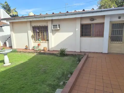 Venta Casa en Villa Adelina. Dos dormitorios, garage , jardín y depósito. Apto crédito.