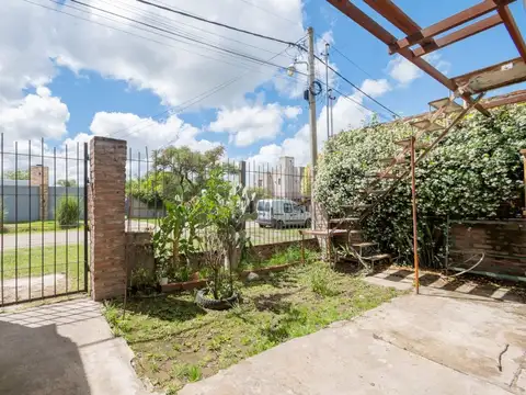 Casa 8 ambientes con 2 baños