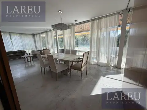 Casa en Alquiler con 4 cocheras