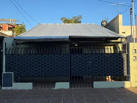 Casa tipo PH 3 ambientes san justo con patio