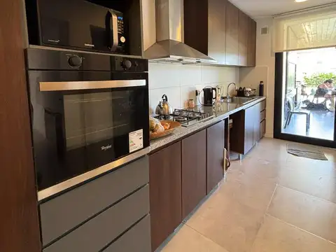 Casa 6 ambientes con 4 baños