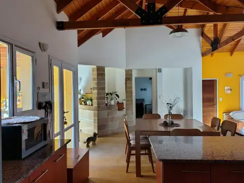 Venta casa tres dormitorios Parque Nautico Plottier