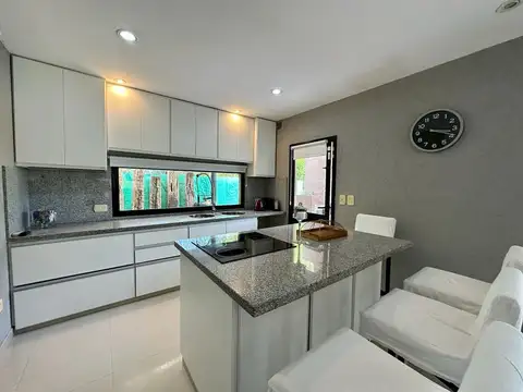 Casa en Venta con 3 cocheras