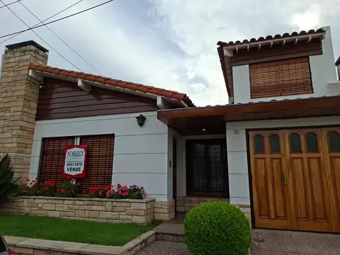 CASA EN ALQUILER . CASTELAR. 4 DORMITORIOS.3 BAÑOS