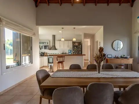 Casa 4 ambientes con 2 baños