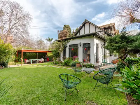 Exclusiva casa en venta con jardín y piscina, ubicada en Vicente López.