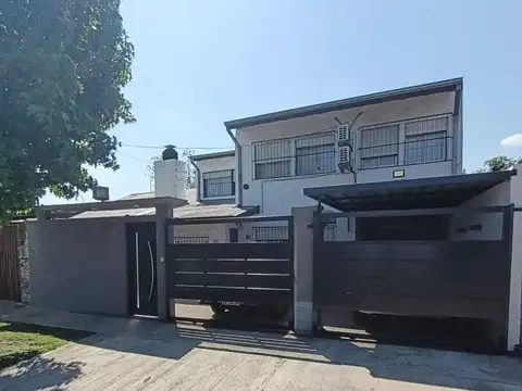 HERMOSA PROPIEDAD DE 5 AMBIENTES, CON JARDIN PILETA Y COCHERA PARA 3 AUTOS. SE ACEPTA DEPTO EN PARTE DE PAGO. CASTELAR SUR