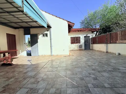CASA EN VENTA EN VILLA URQUIZA 5 AMBIENTES CON TERRAZA Y COCHERA - PERMUTA