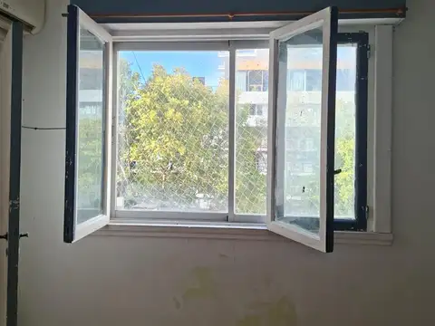 3 ambientes. Thames y Charcas. Luminoso. Doble circulación. Aire acondicionado.