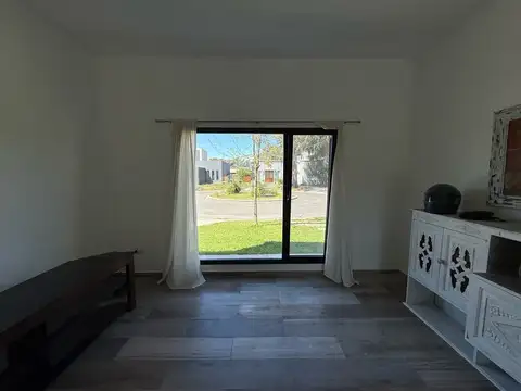 Casa en Alquiler en Pilar del Este - San Ramón, USD 1.080