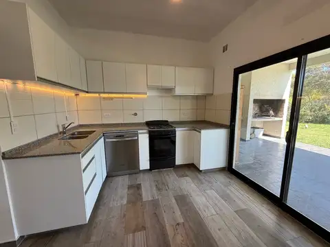 Casa en Alquiler con 4 cocheras