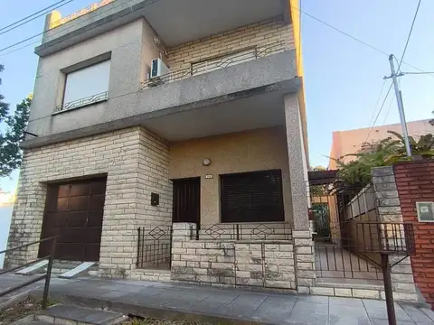 Casa con Departamento en Alquiler en Quilmes Este.