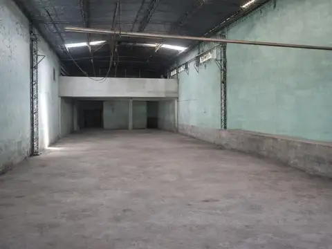 Galpon de 600 metros con local y depto