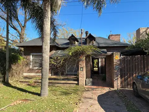 Venta casa jardín y pileta, Funes